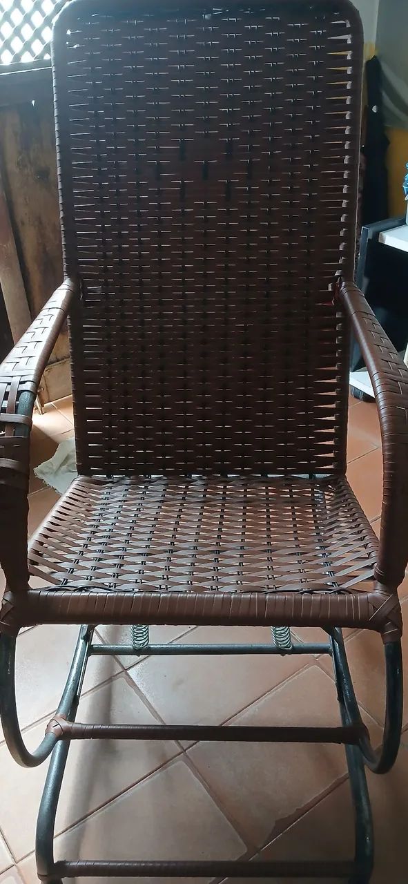 Vendo: Uma cadeira de balanço nova 