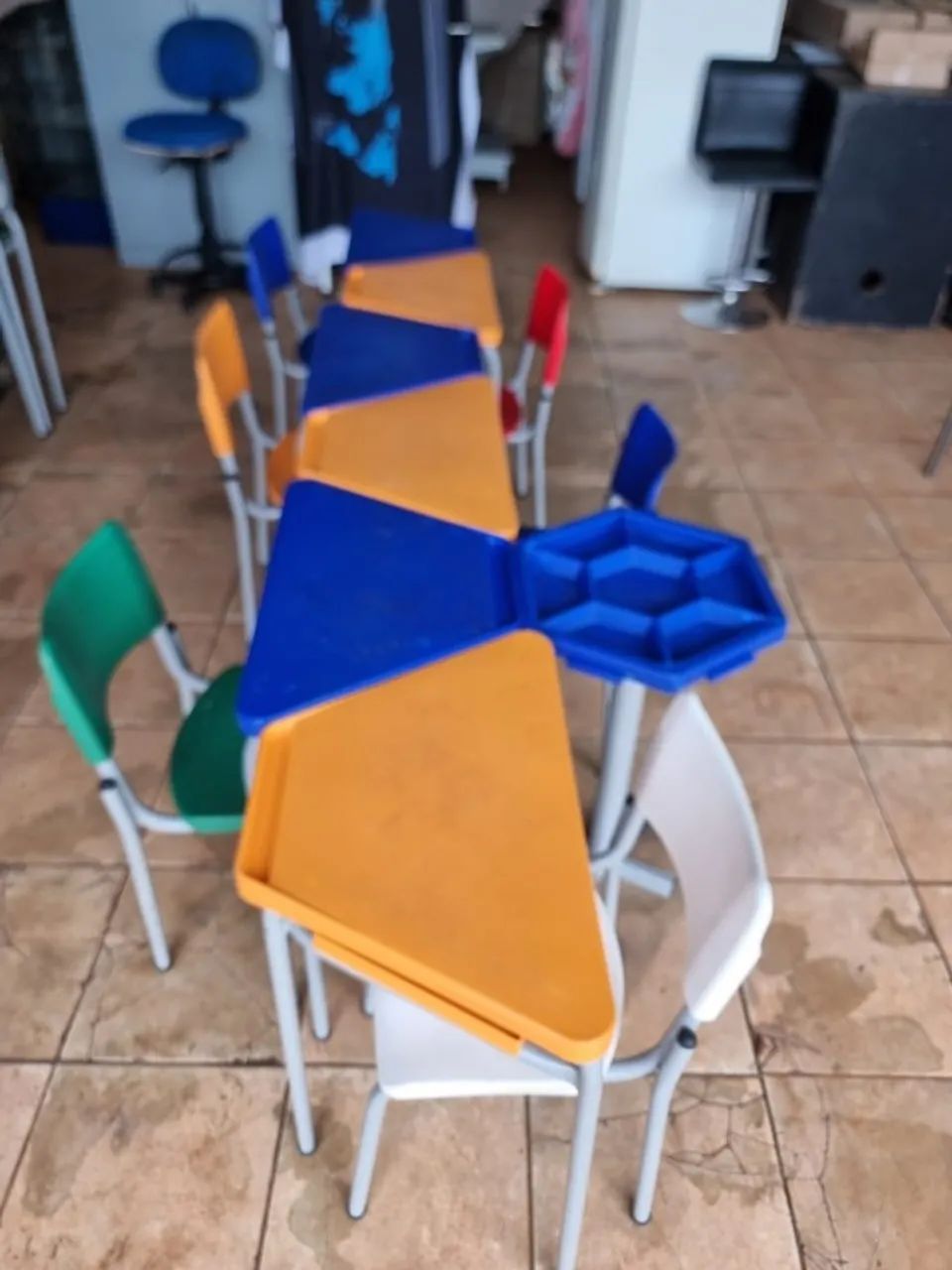 Conjunto inteligente de 6 mesas e 6 cadeiras com conexão infantil usadas - Foto 5