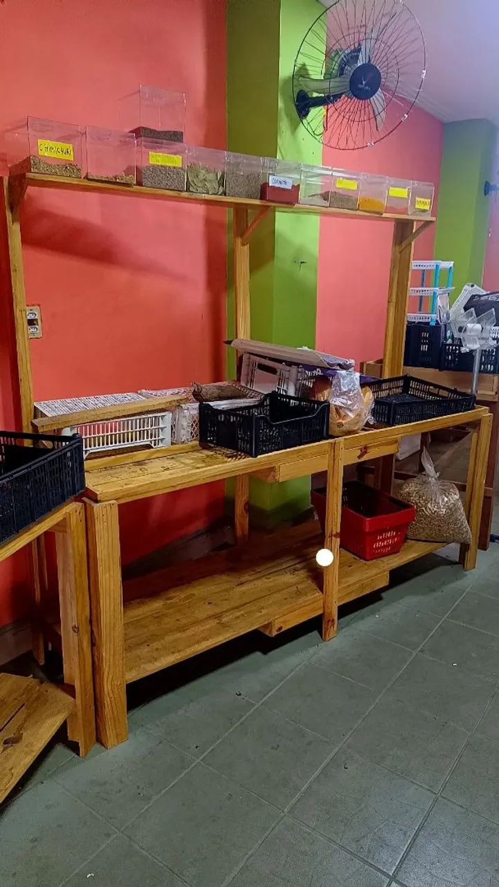 Vendo bancas,fruteira expositora de frutas e verduras,balança e potes de tempero  - Foto 2