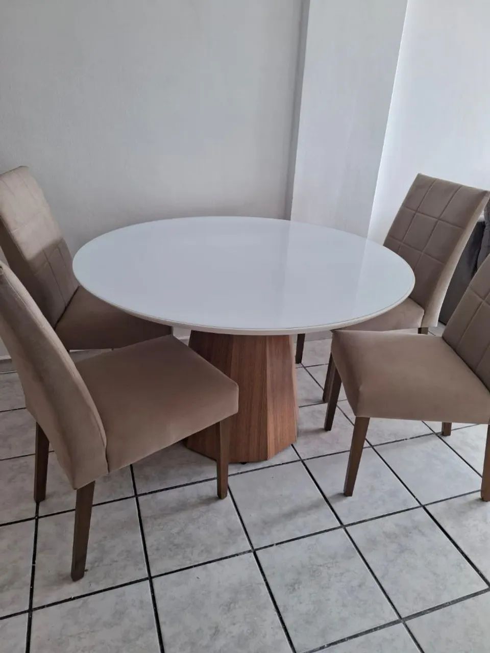 Vendo mesa com 4 cadeiras 