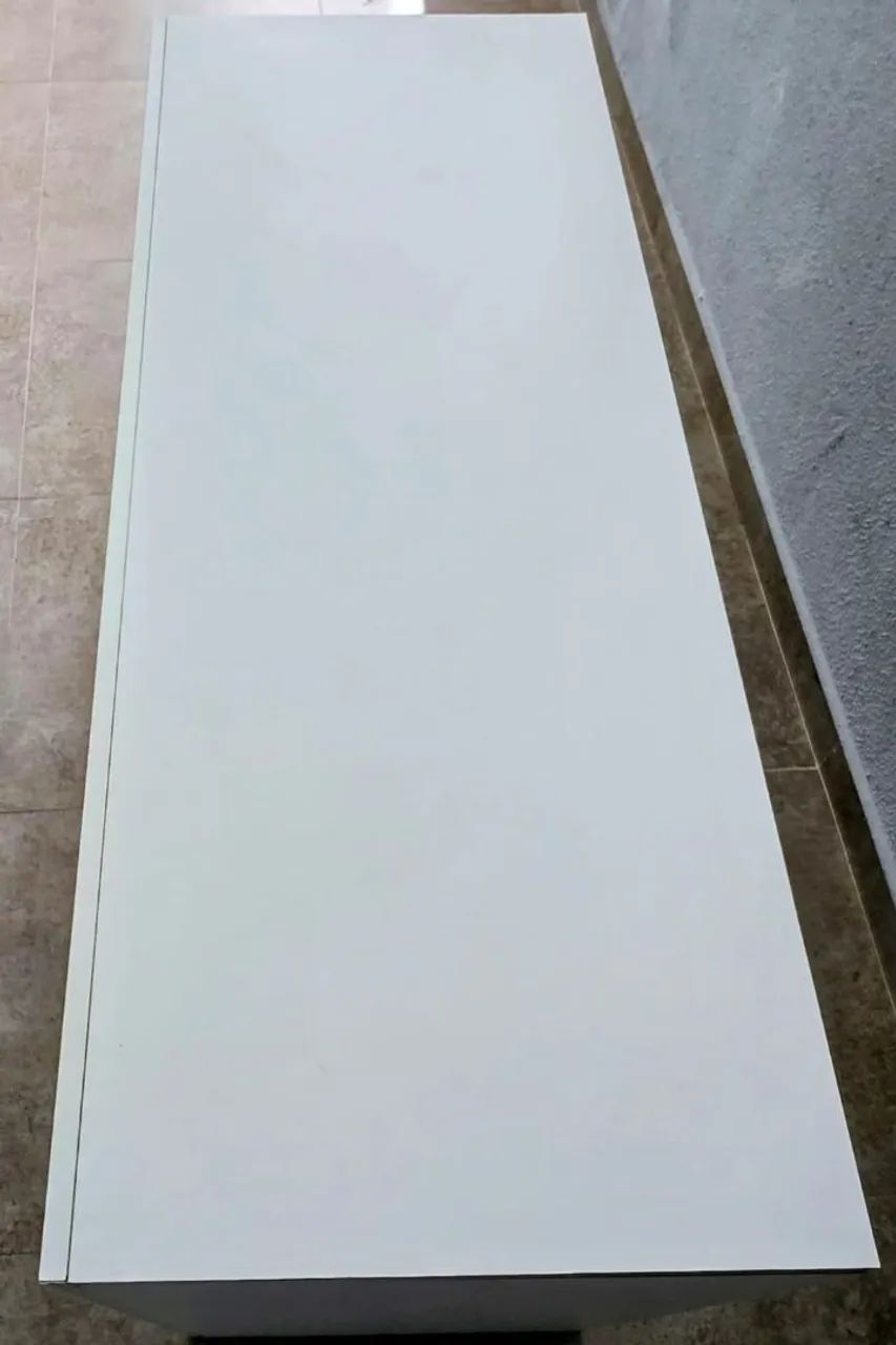 Escrivaninha ou pode ser até aparador.