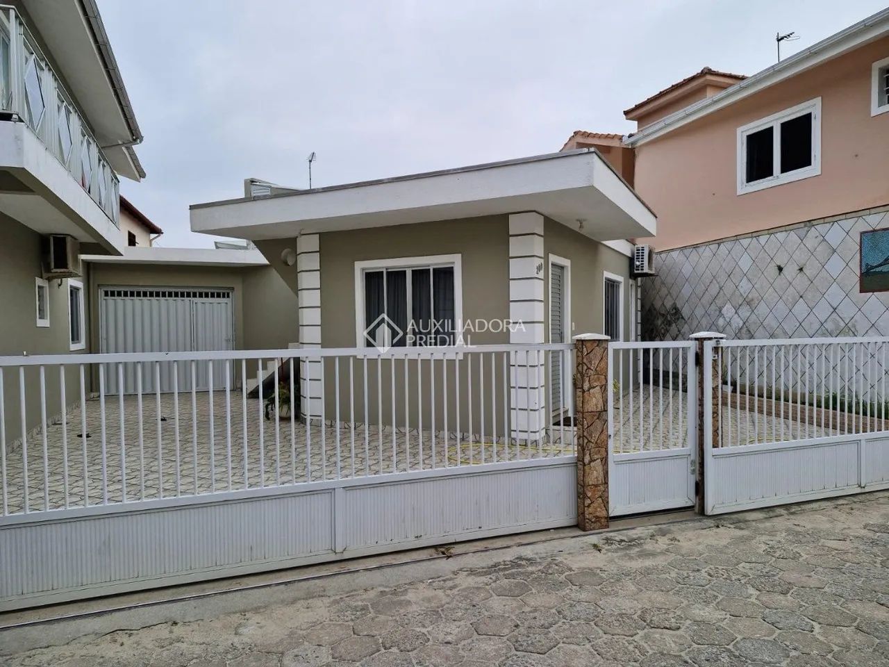 Apartamentos e casas em terreno com matrícula na praia do Pantano do sul - Foto 2