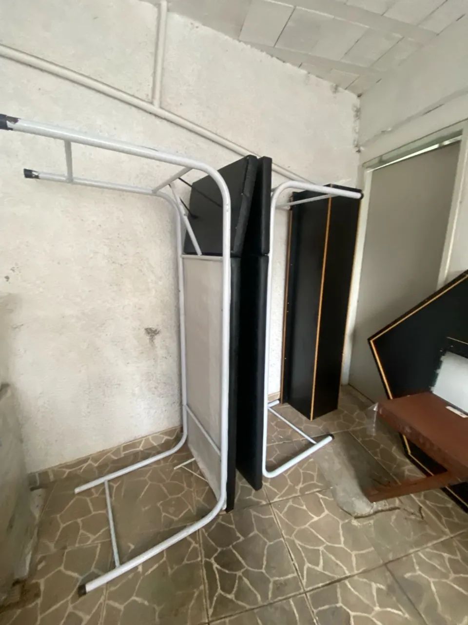 DUAS MACAS E UMA MESA - Foto 2
