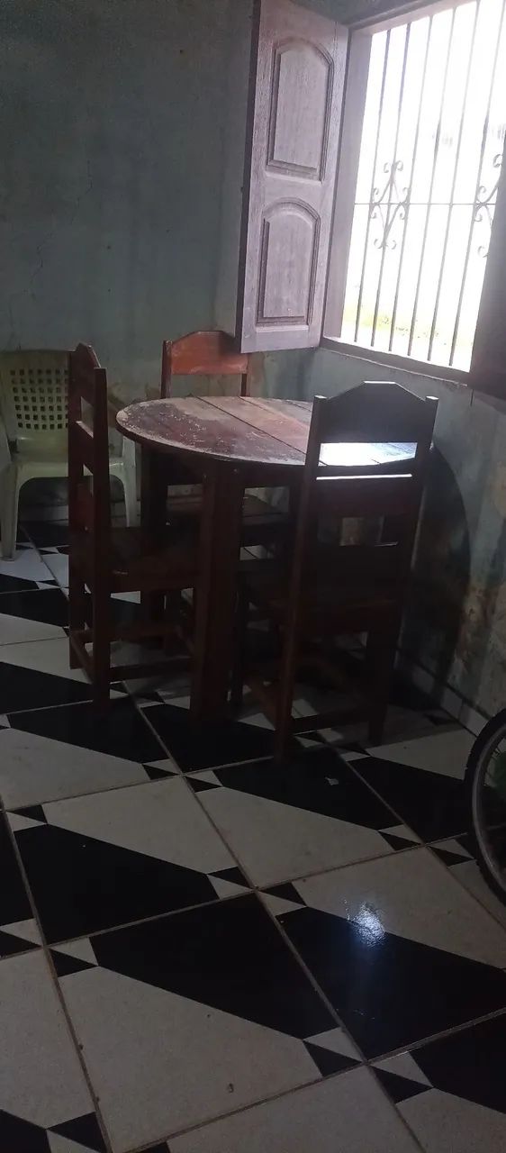 Vendo mesa de madeira em bom estado.  - Foto 2