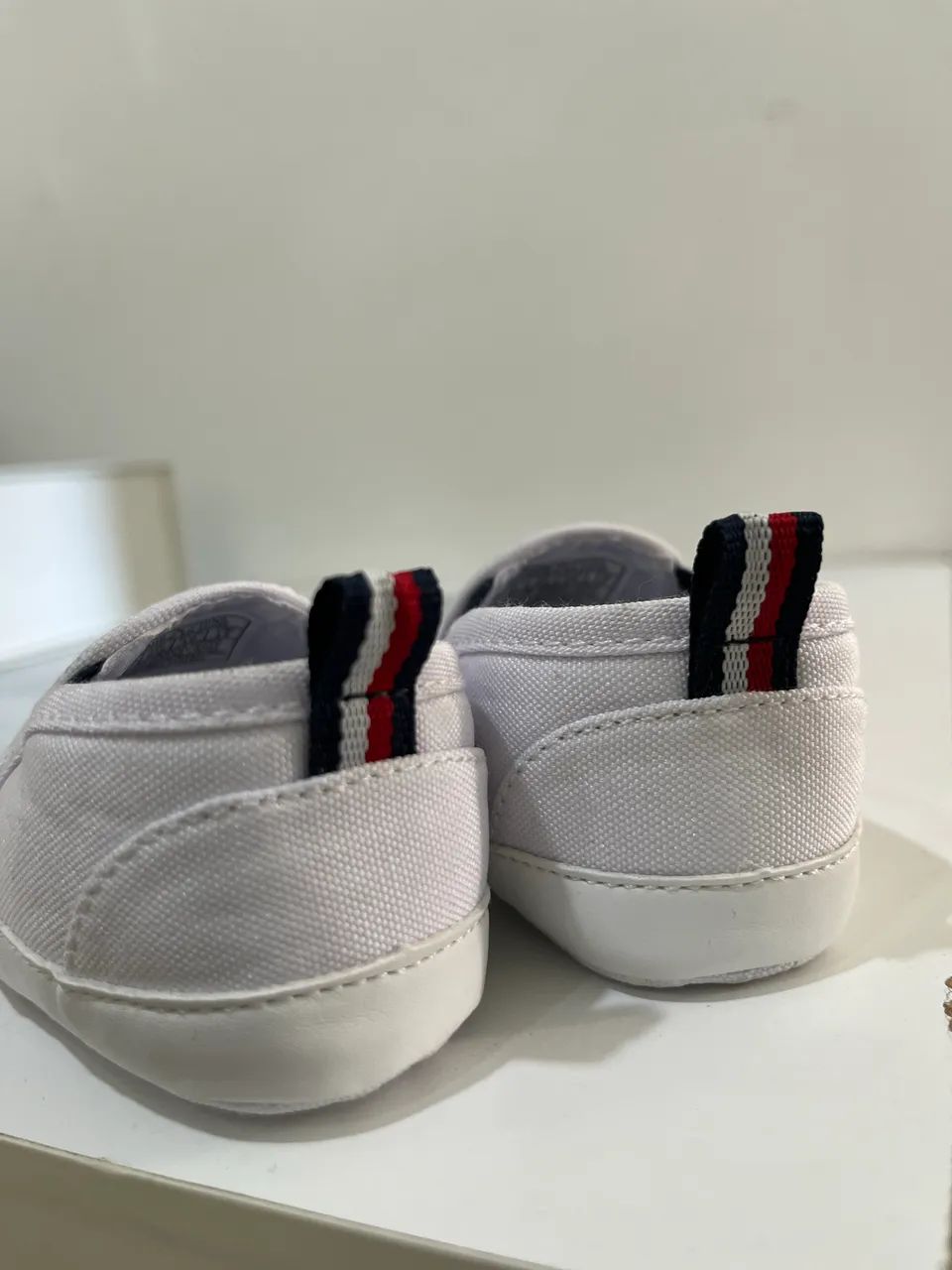 Sapatinho da Tommy Hilfiger de bebê Novo sem uso  - Foto 4