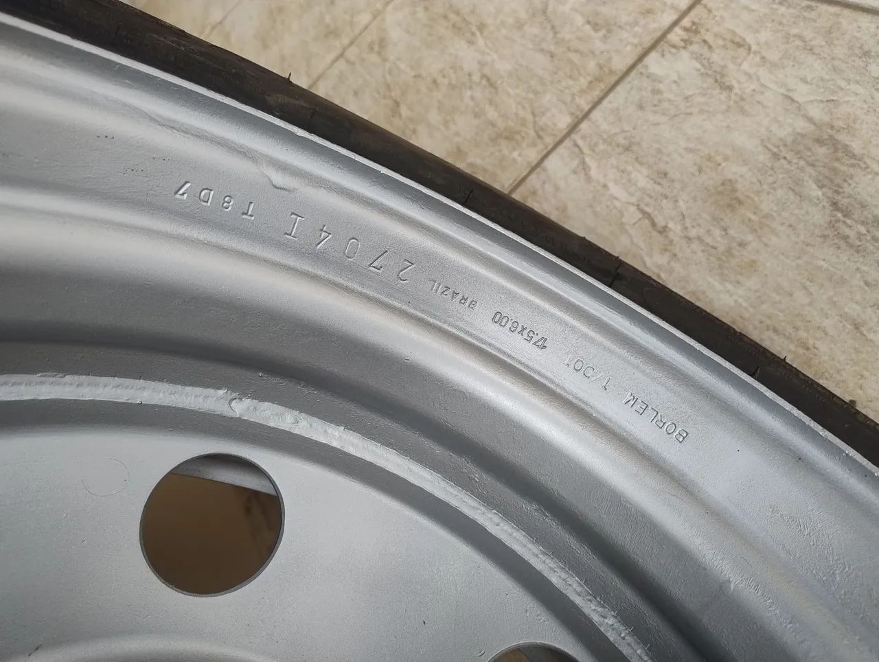 Roda 17,5 original IVECO com pneu - Foto 5