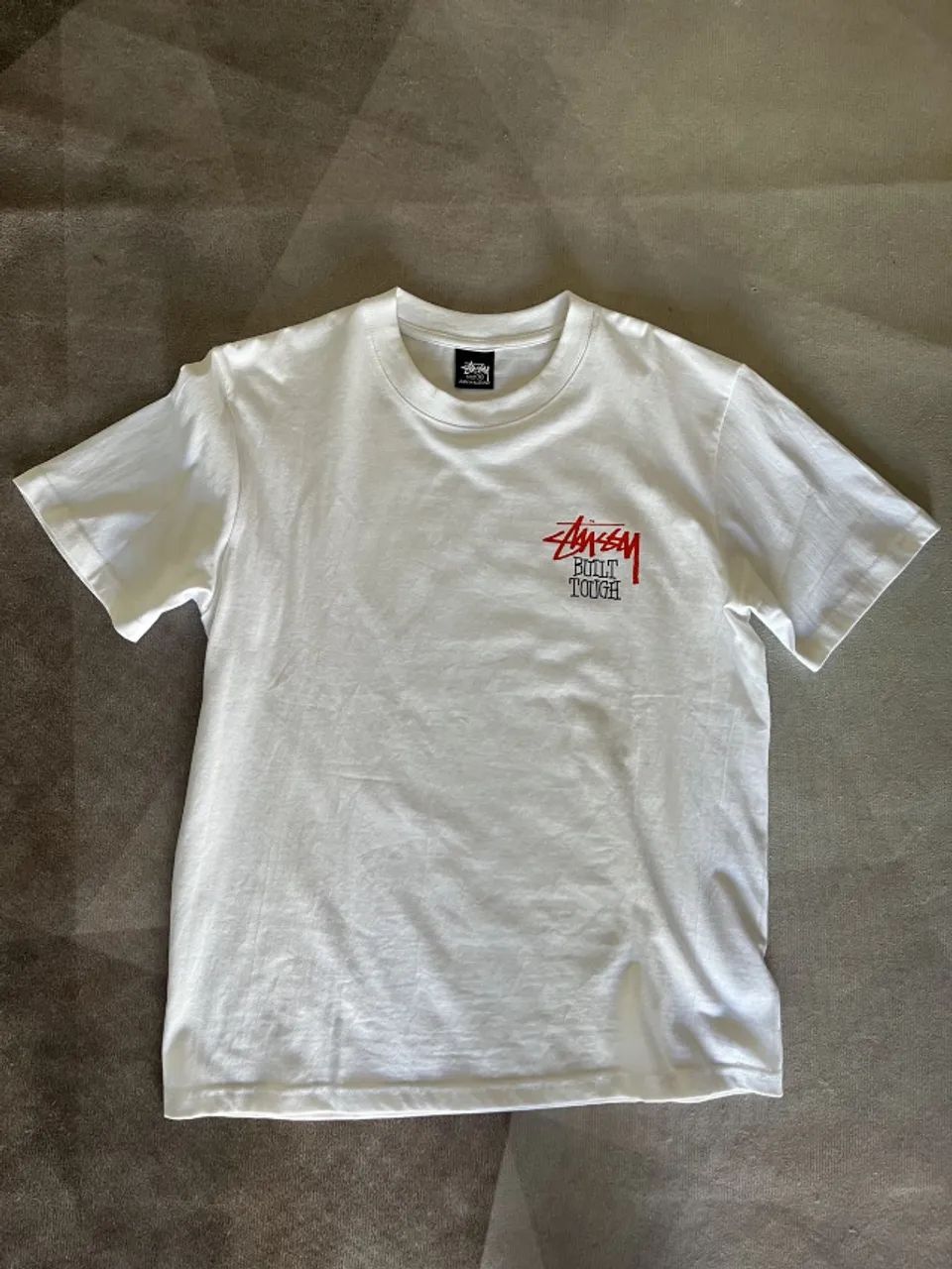CAMISETA STÜSSY "BUILT TOUGH" - Foto 2