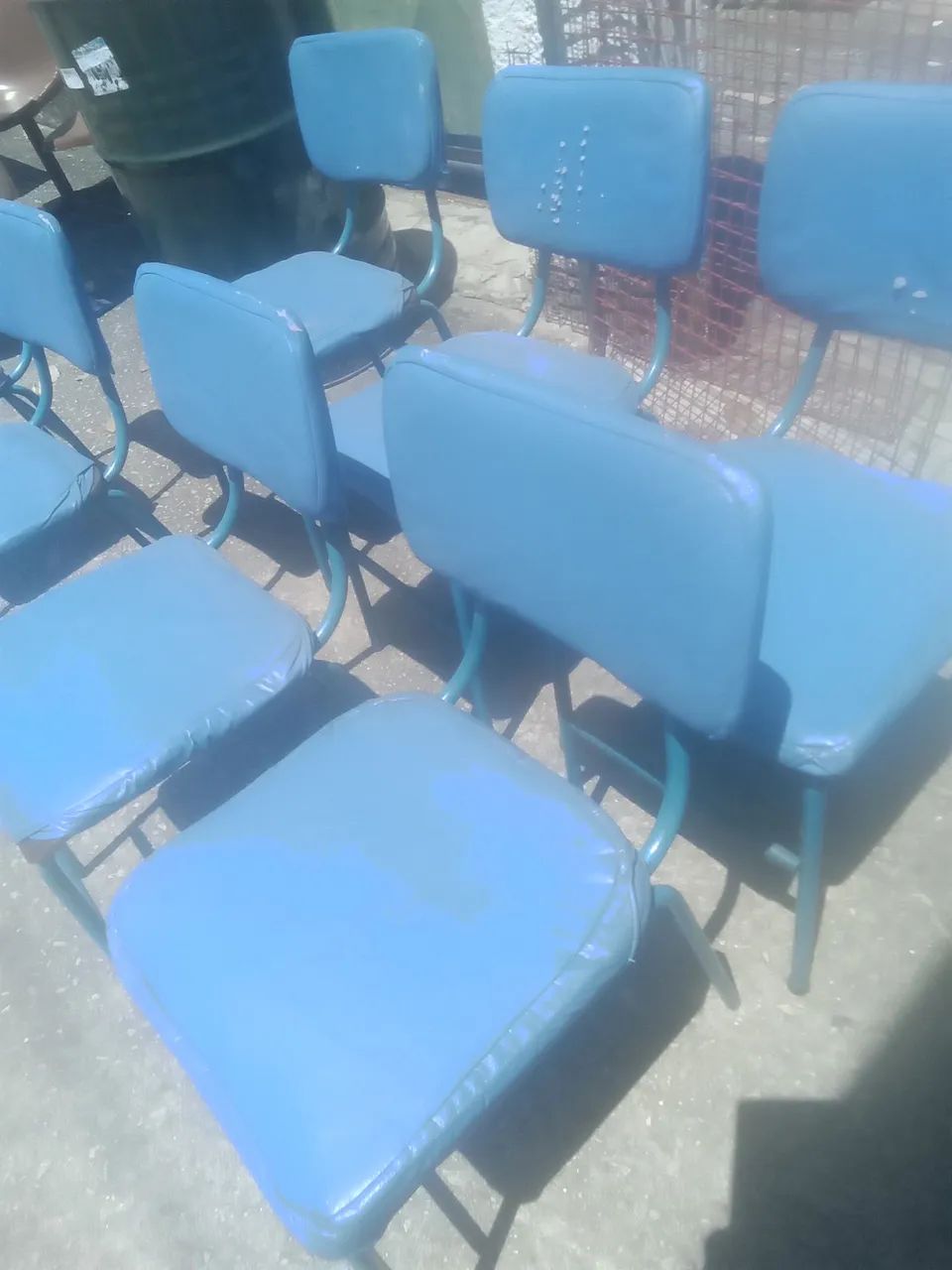 Vendo  7 cadeiras de  ferro 