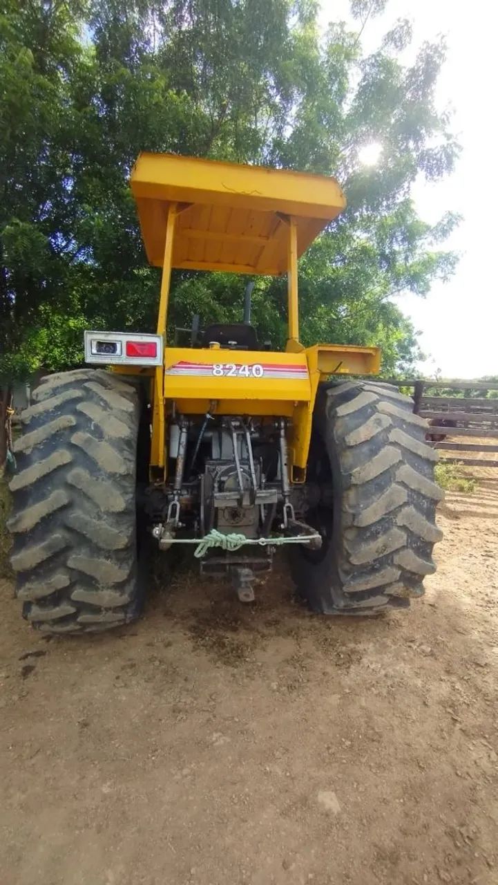 Trator CBT 8240 com lâmina e calcariadeira de 5 toneladas. - Foto 2