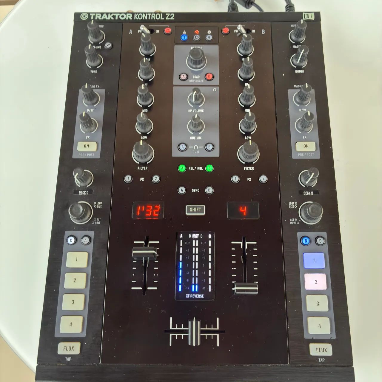 MIXER TRAKTOR SERATO Z2 