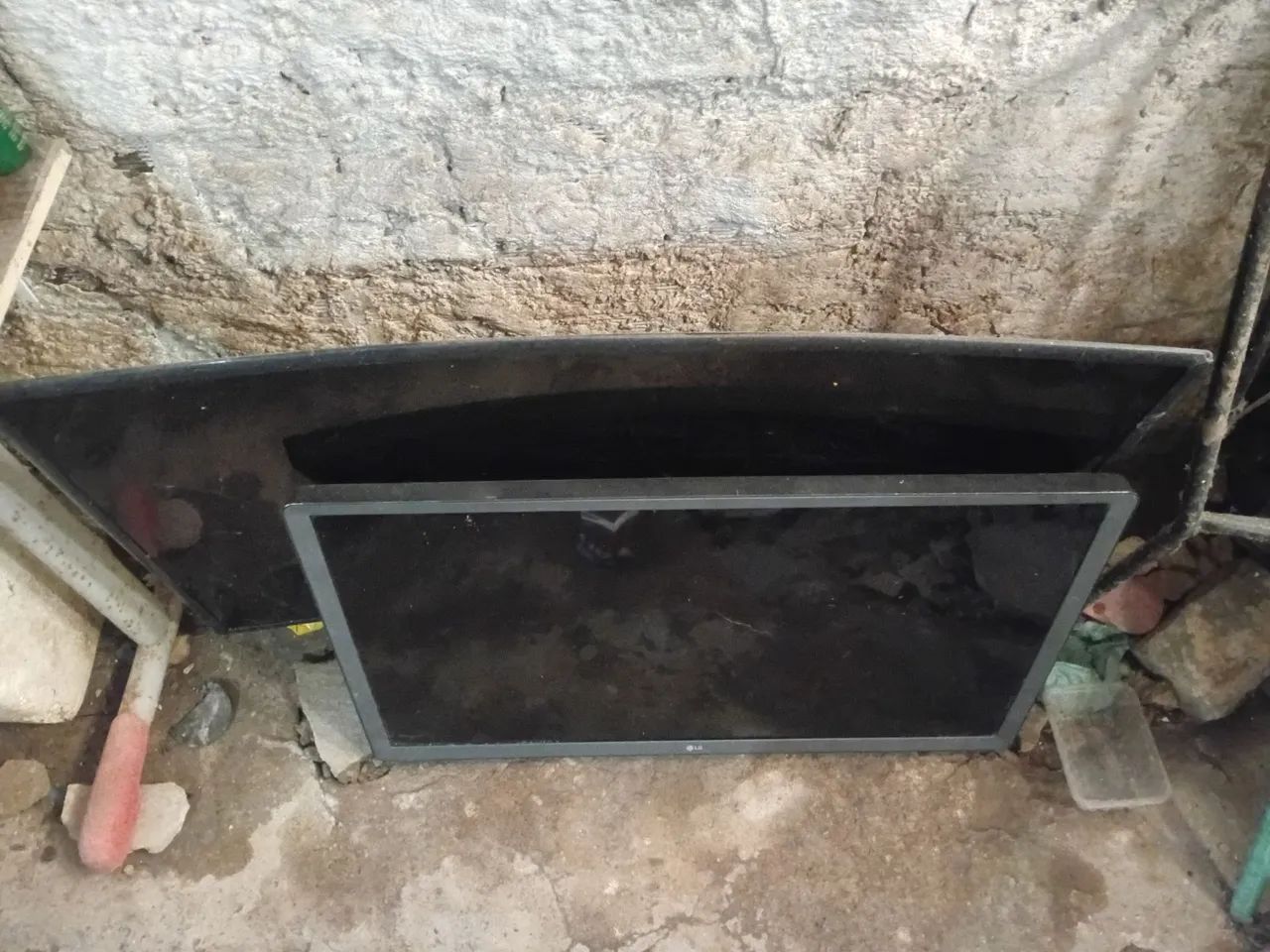 2 tvs com tela trincada - Foto 2