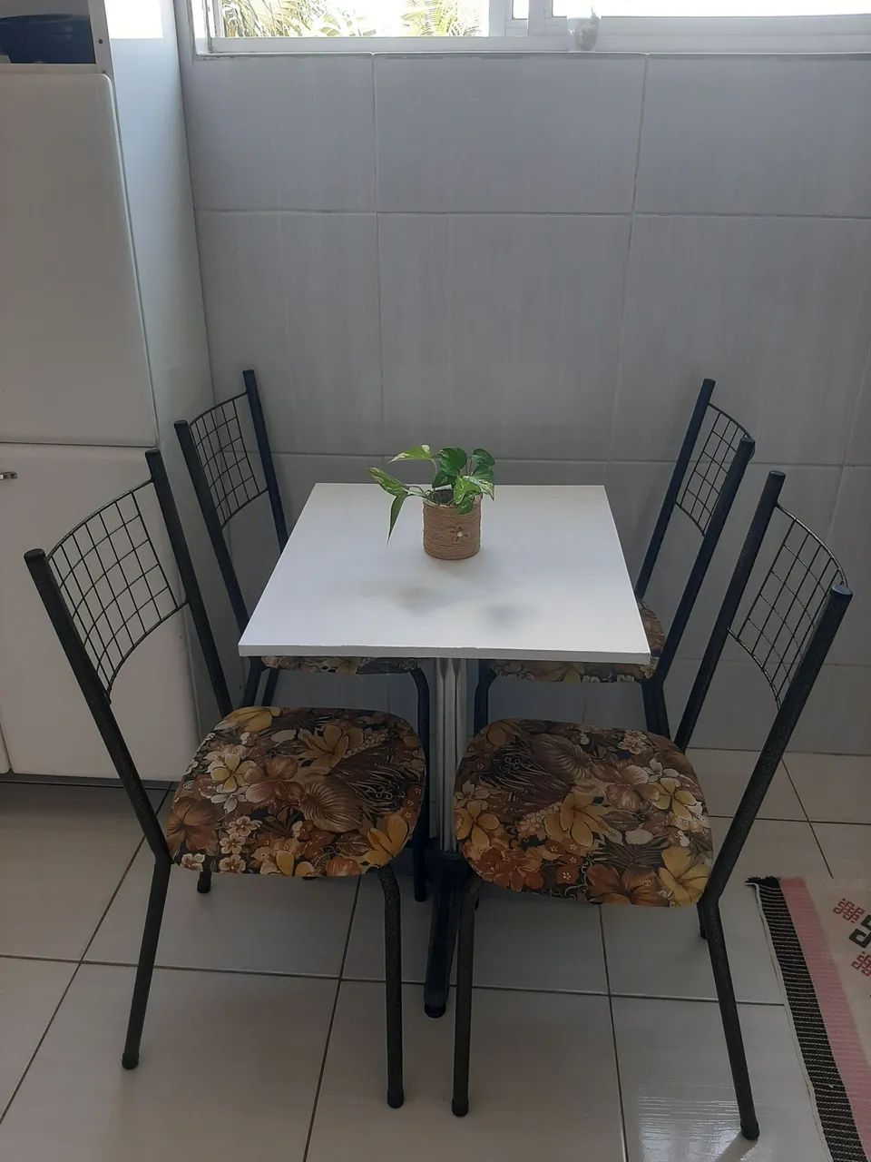 Mesa com 4 cadeiras