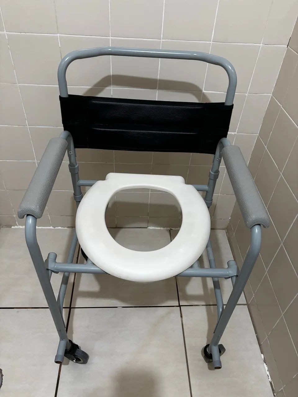 Cadeira de rodas com assento sanitário - Foto 2
