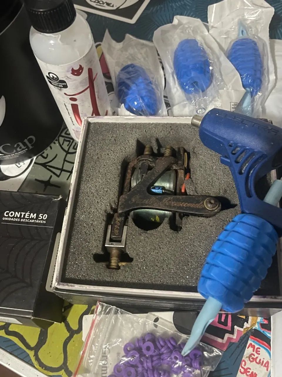 equipamento de tatuagem ótimo para quem está começando contendo duas maquinas  - Foto 4