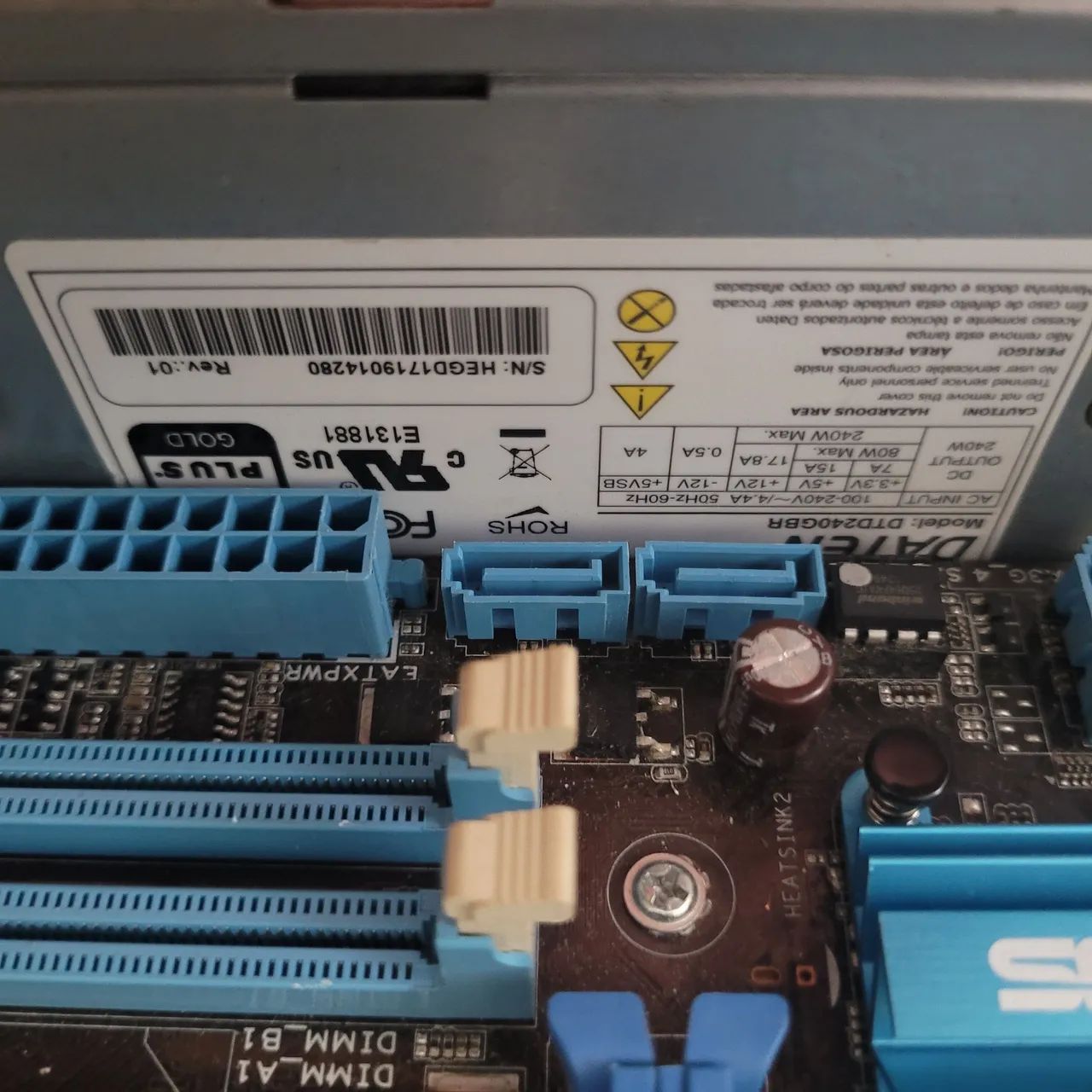 Gabinete com placa mãe e fonte - Foto 3