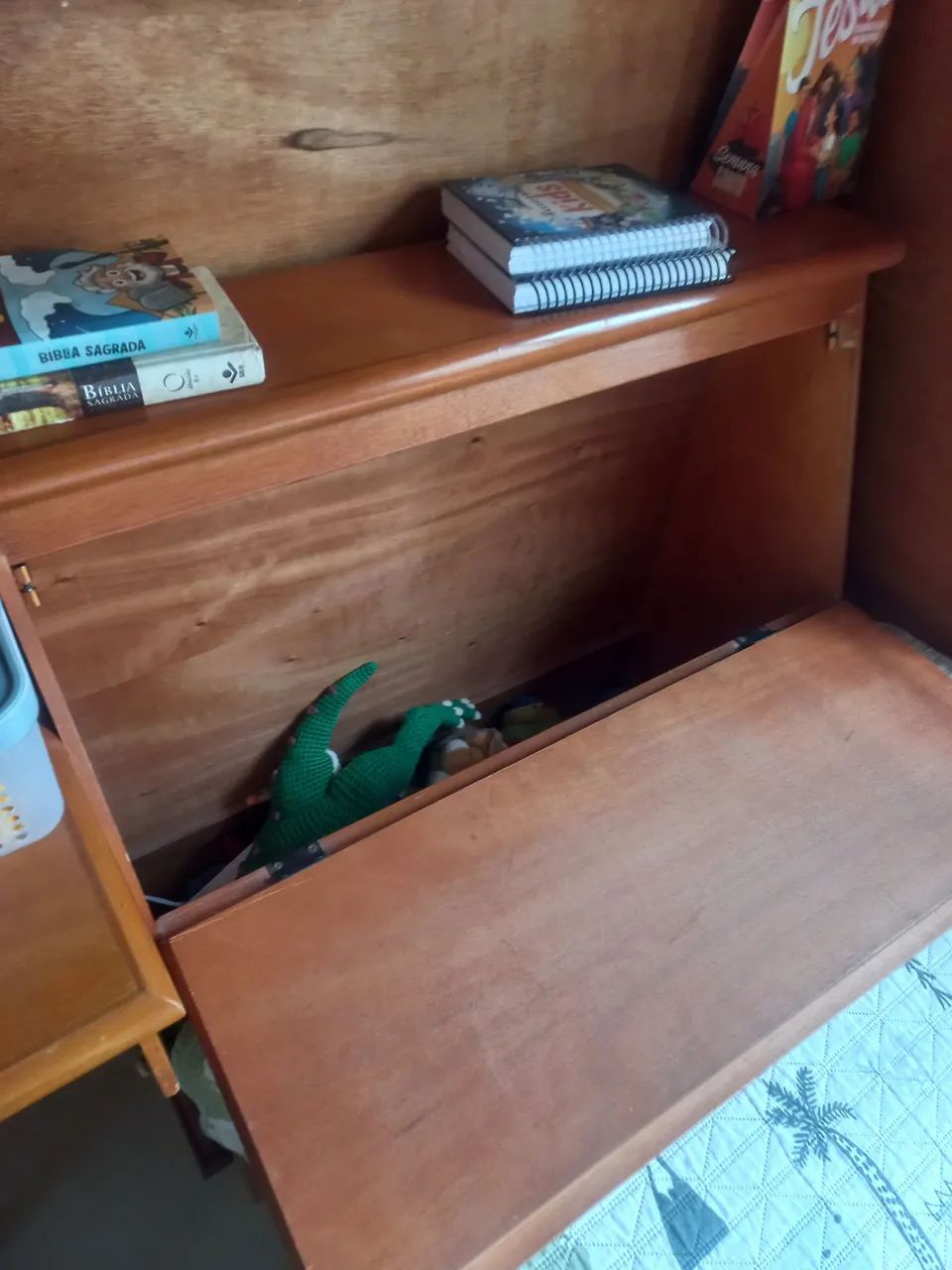 Cama beliche de madeira maciça com escrivaninha e a cadeira e baú. - Foto 4