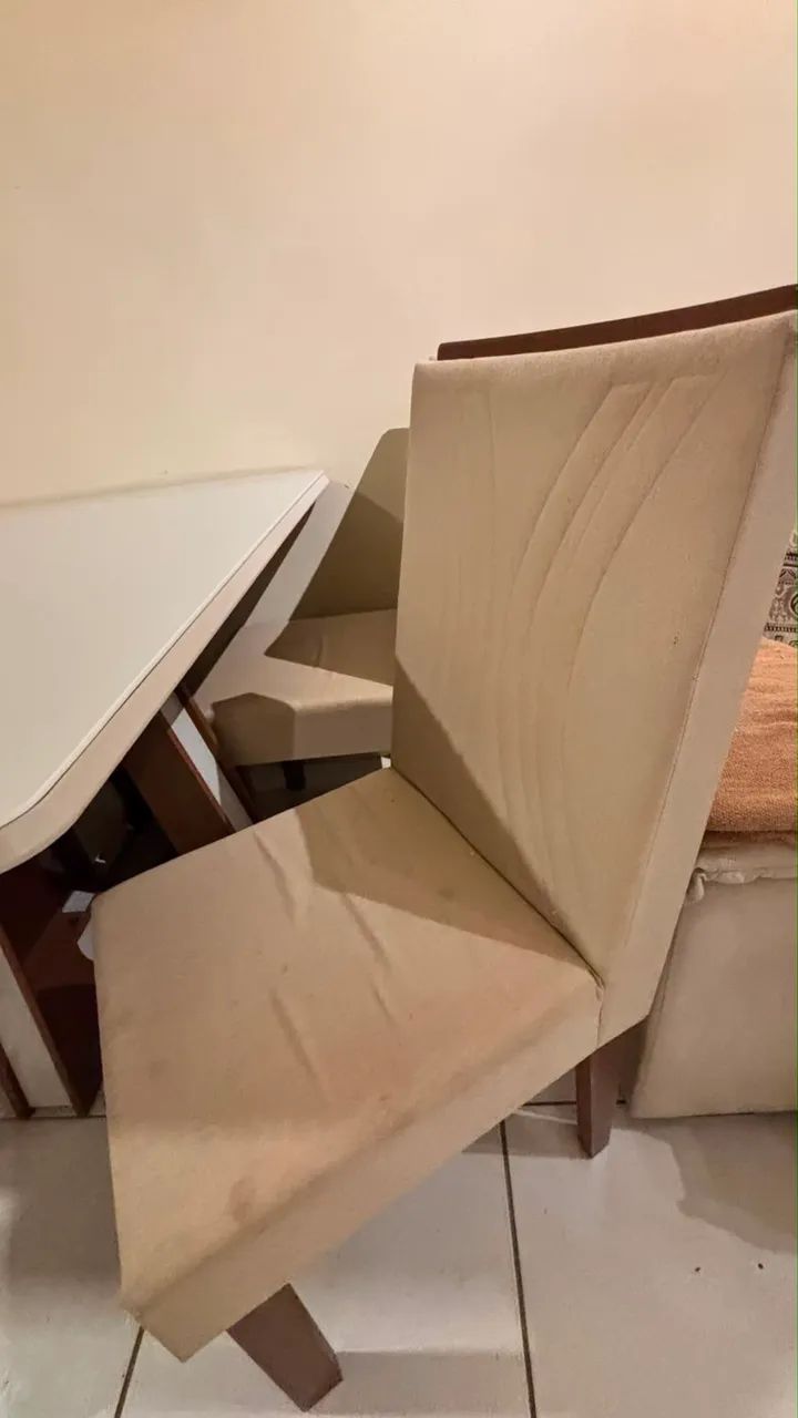 MESA DE JANTAR 4 CADEIRAS