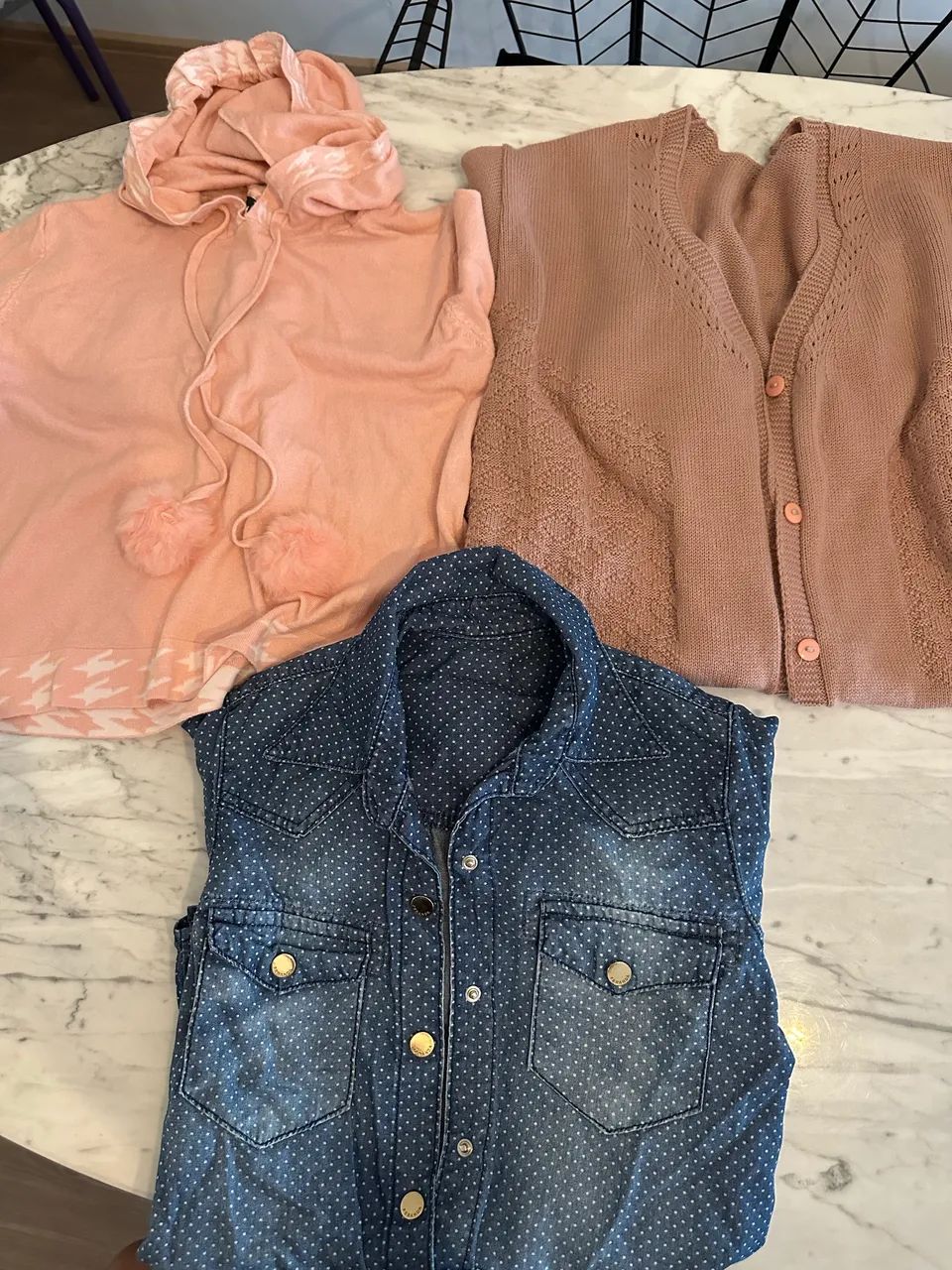 kit 3 casacos - jaqueta jeans, suéter e casaco cropped com capuz