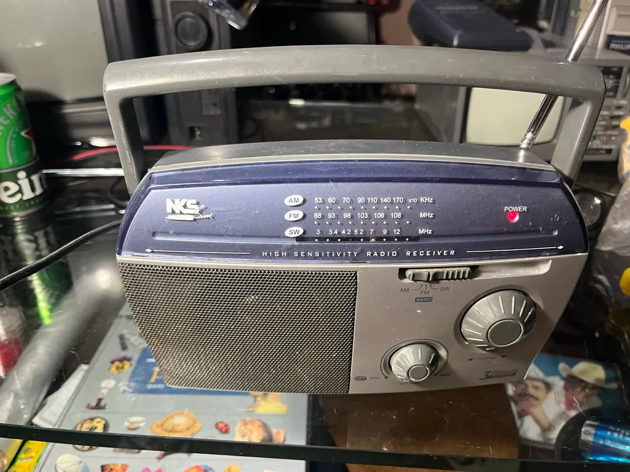 rádio portátil da marca NKS,