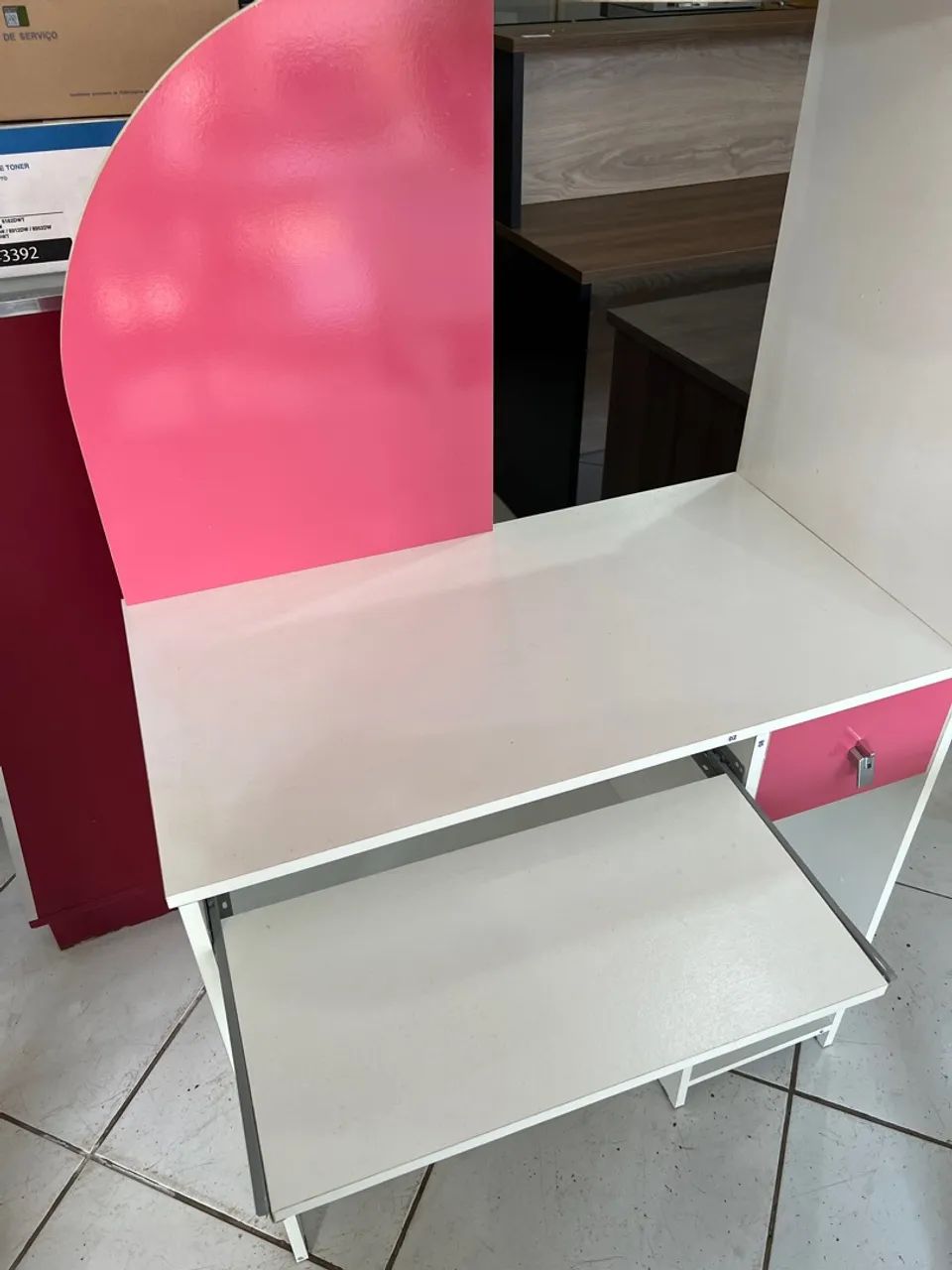 Mesa para PC branca e rosa com gaveta - Foto 2