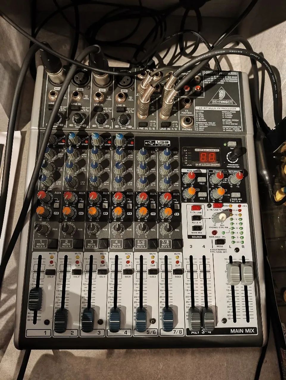 Mesa de Som Behringer Xenyx X1204USB com Efeitos