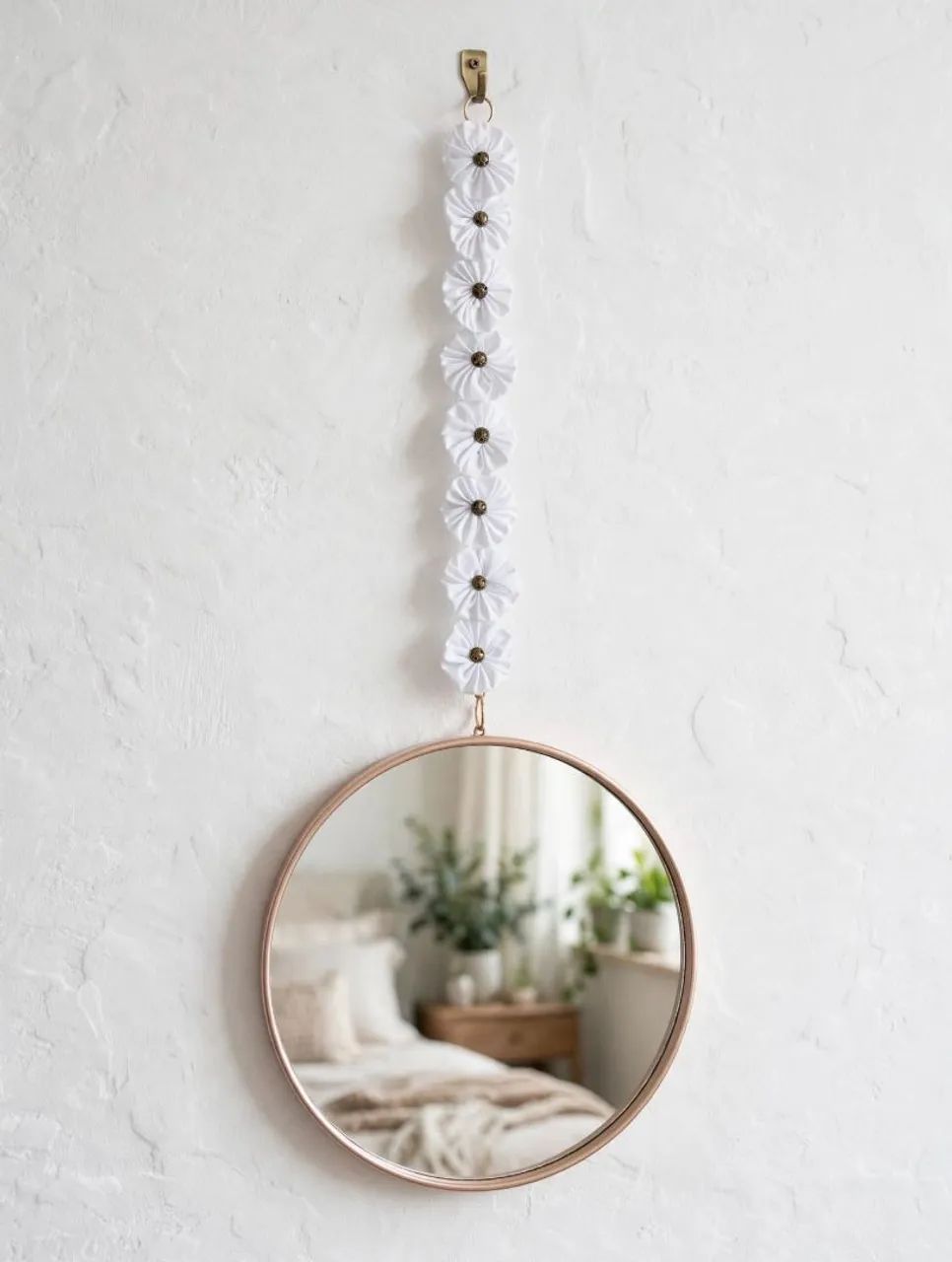 Espelho com corrente dourada decorado com fuxicos  - Foto 4