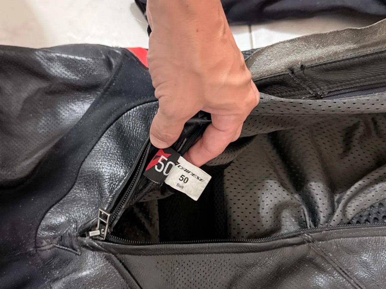 Macacão Dainese - Laguna Seca 4 - Peça Única - tam 50 - Foto 2