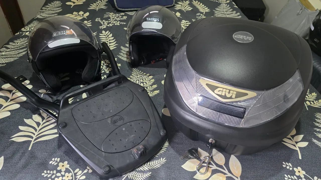 Kit com Baú de 30L + Bagageiro + 2 Capacetes
