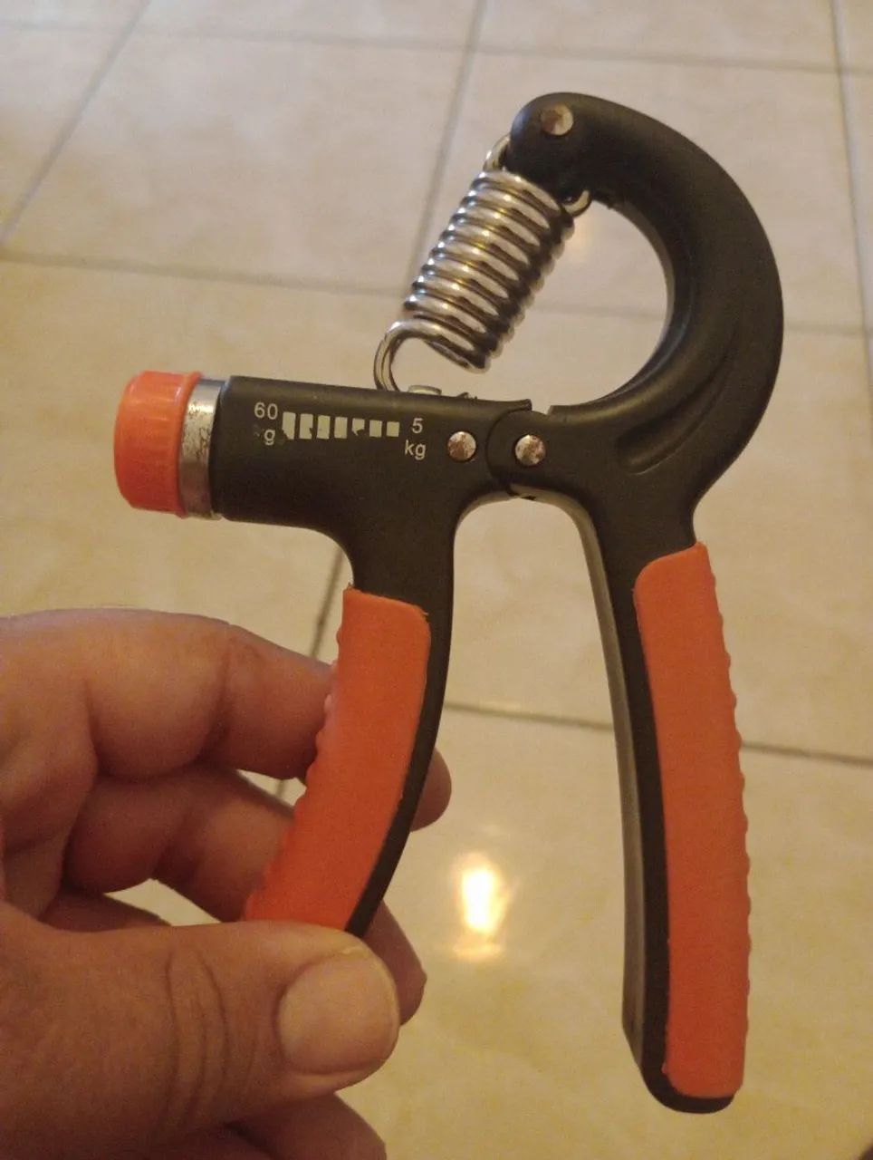 Hand Grip Ajustável (alicate de fortalecimento) com mola de aço e pegadore - Foto 3