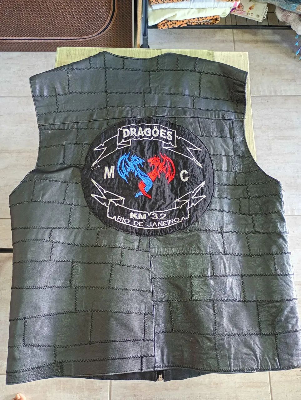 Colete de couro legítimo para motociclistas.