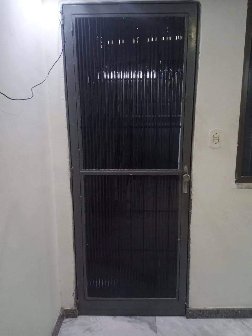 Porta  com vidro e chaves - Foto 2
