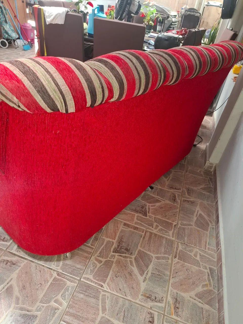 Vendo sofá 3 lugares ,com rodinhas de silicone - Foto 5