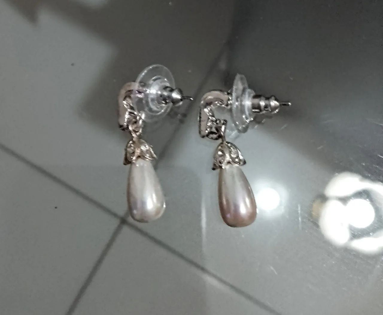 Brincos banhados em rodium com pérola e strass lindo!!! - Foto 4