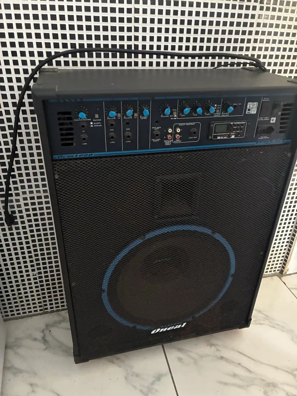  caixa amplificada Oneal, modelo OCM1090.