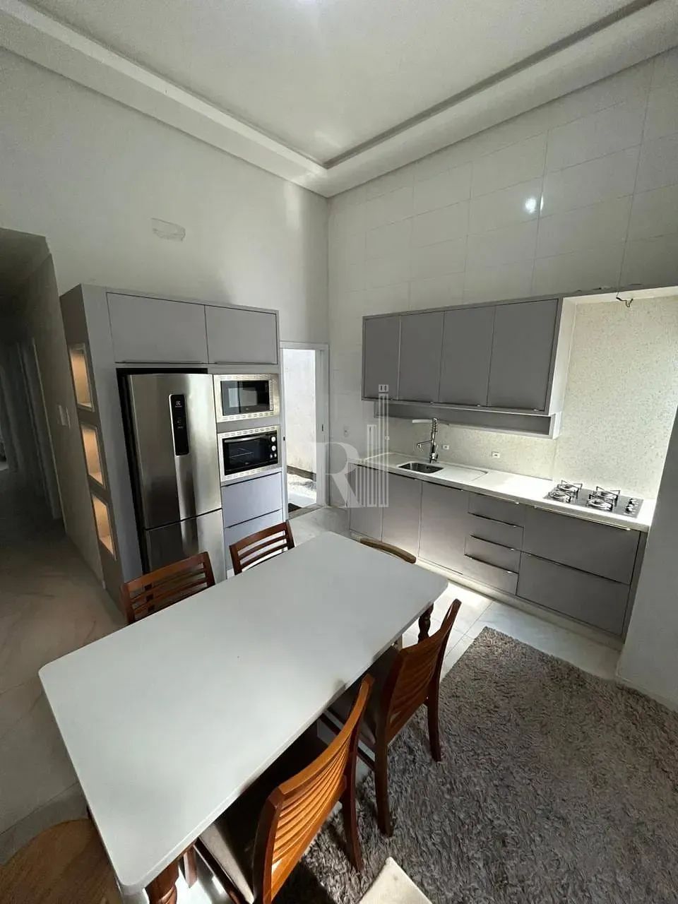 Casa semi mobiliada para locação com suíte, área de lavanderia coberta, vaga de garagem e  - Foto 3