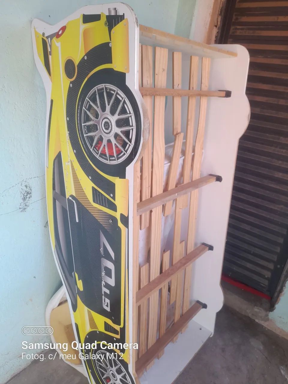 Vendo uma cama de carro,com o colchão.