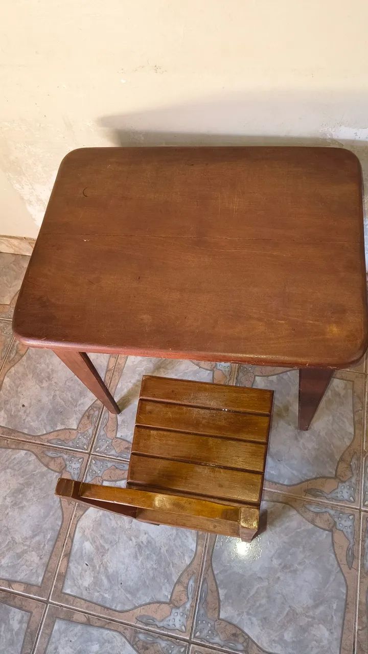 Mesa com cadeira de madeira infantil