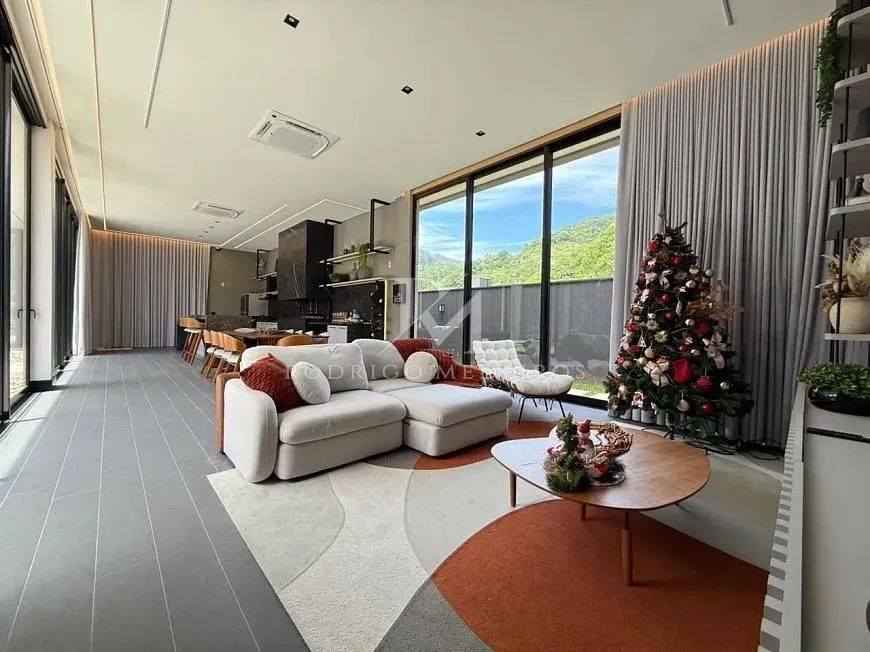 Casa em condomínio com 5 quartos em Itapema