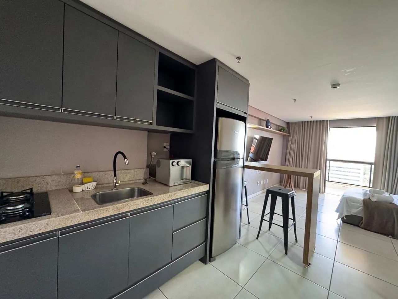 Flat mobiliado e gerando renda. Sacada e cozinha completa. Av Teotonio. Qd.201 sul
