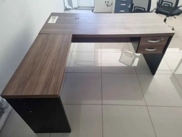 Mesa Executiva em L com Gaveteiro e Tomadas Embutidas - Foto 5