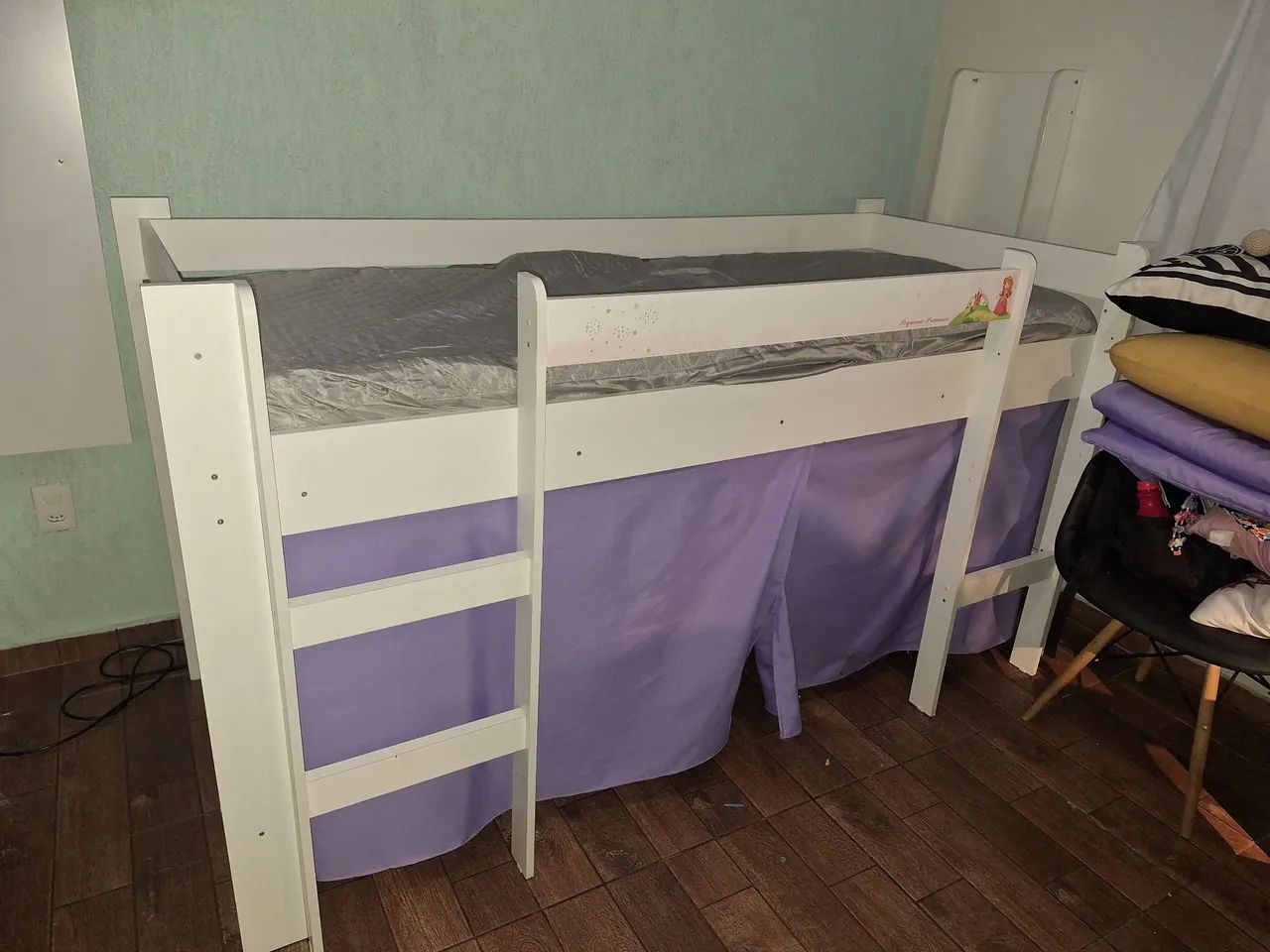 Cama Infantil Elevada com Escorregador, Escada, Cortina Roxa e Colchão - Foto 2