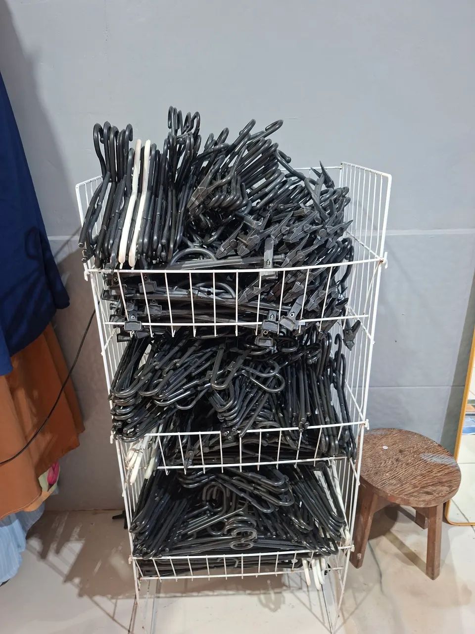 Vendo cabides de plástico preto no precinho