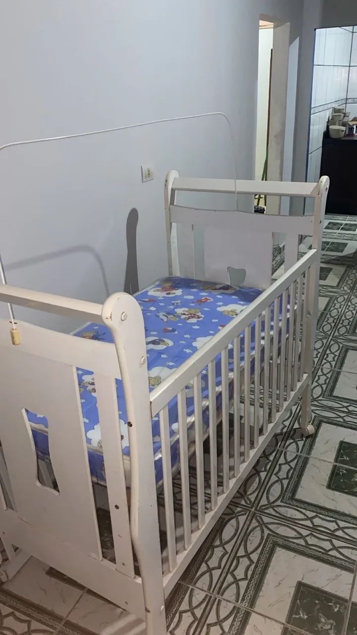 Berço de bebê de madeira 