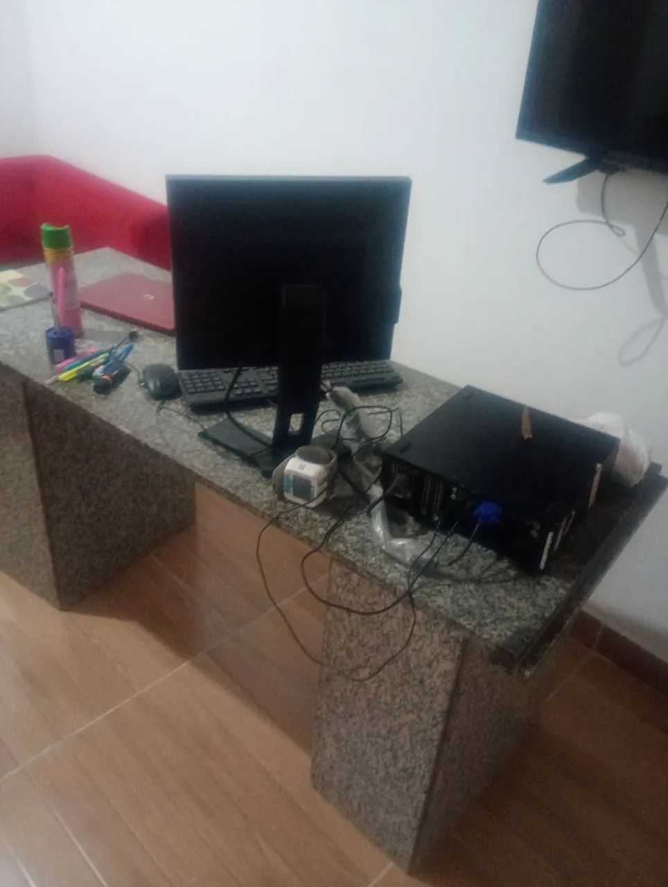 Computador e mesa de mármore 