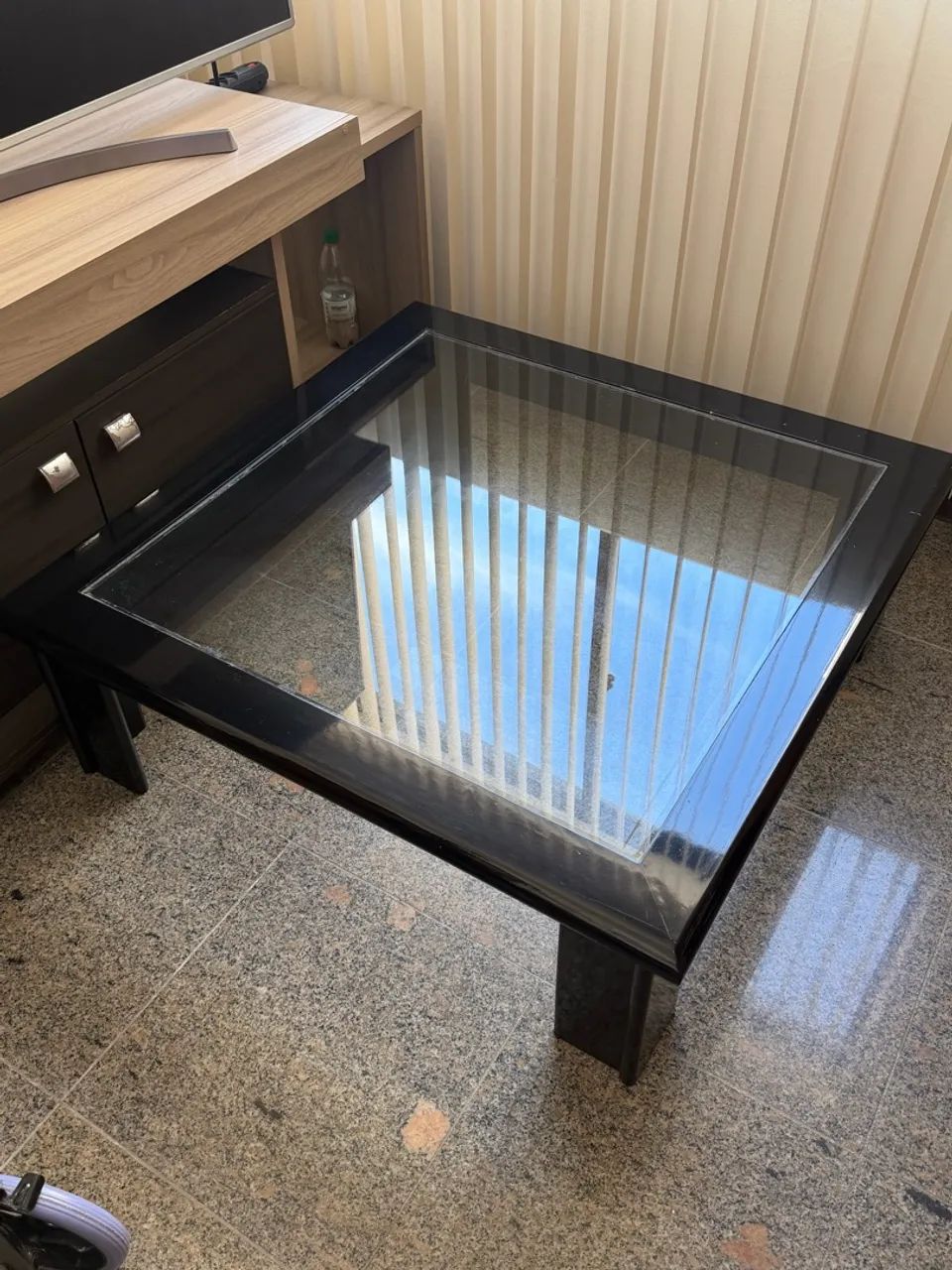 Mesa de Centro Preta com Tampo de Vidro - Excelente Estado - Foto 2
