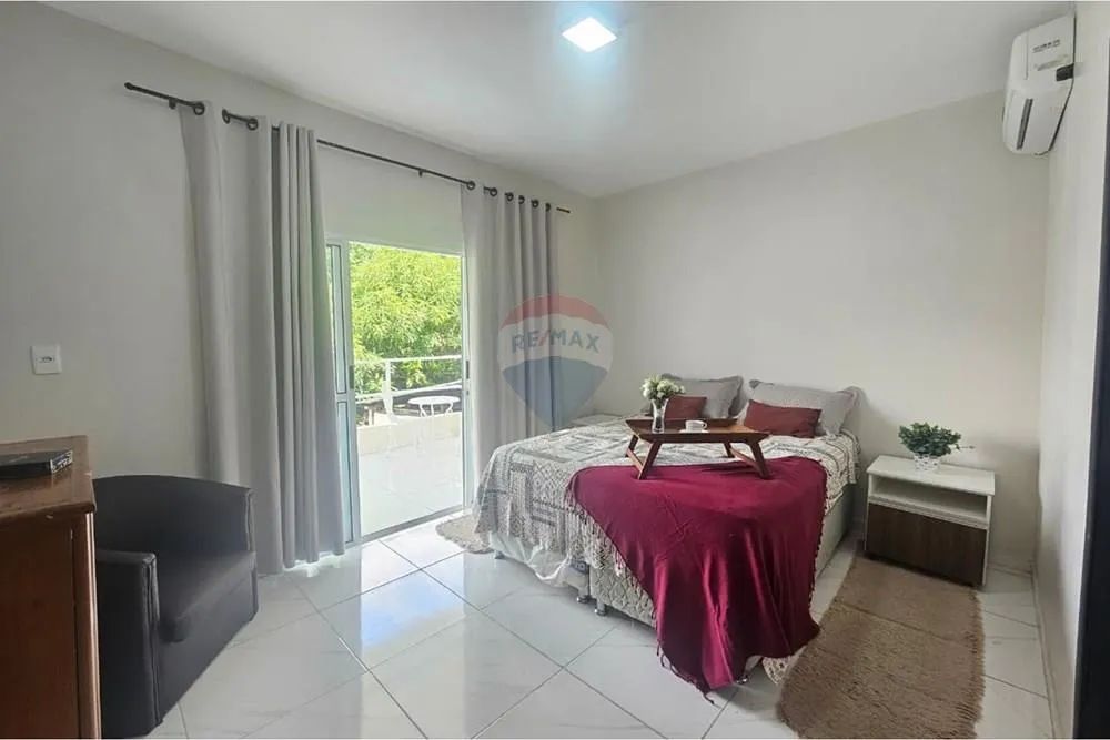 Casa de 2 Pisos no Centro | 2 Suítes, Piscina e 2 Vagas | Próxima à Lindopan