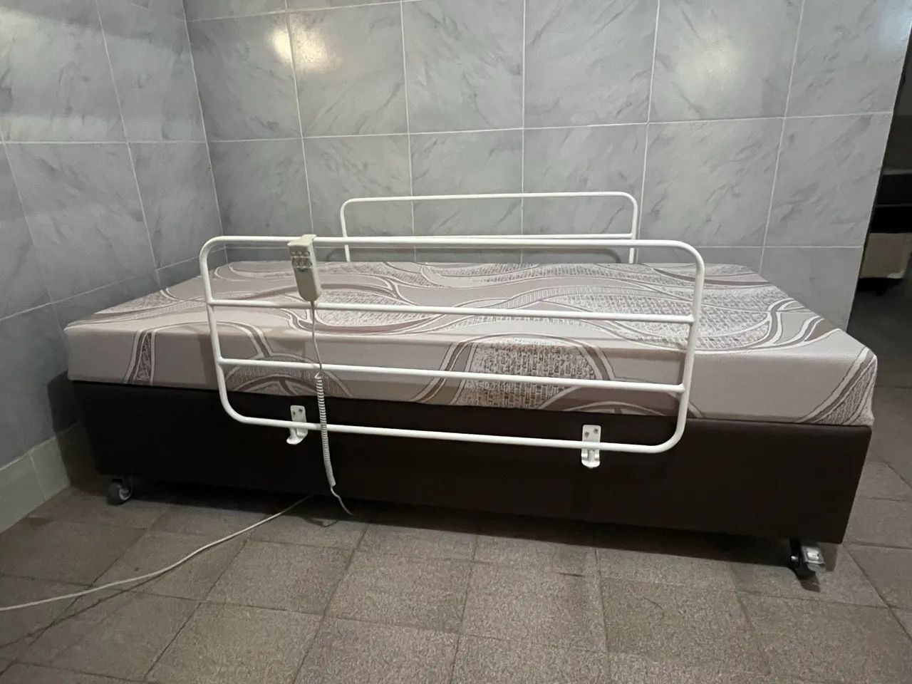 Cama hospitalar motorizada elétrica com colchão 