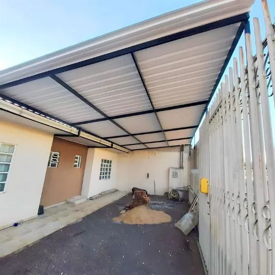 Coberturas em alumínio é metálica 