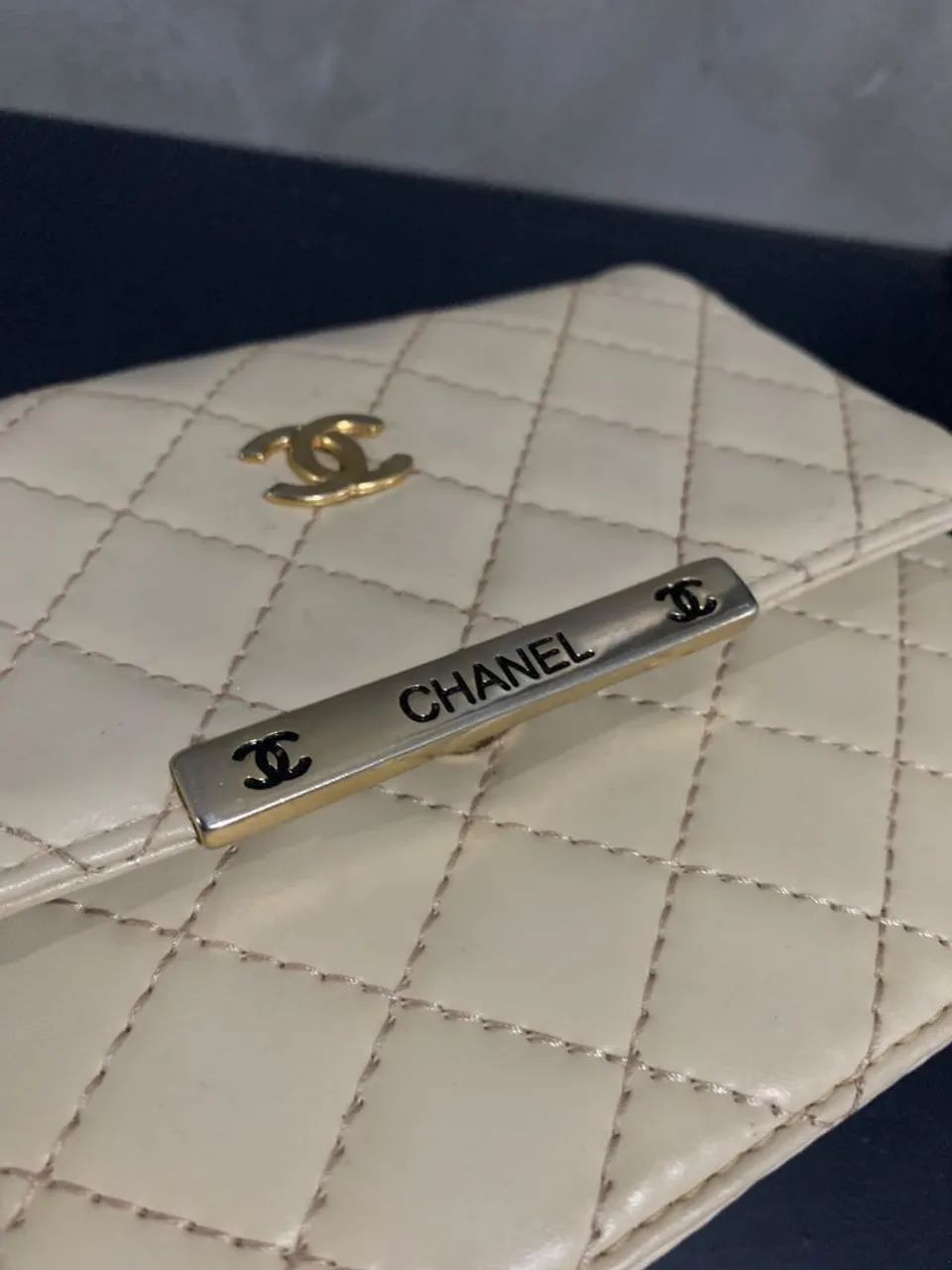 Bolsa estilo Chanel bege com matelassê e corrente dourada<br> - Foto 5