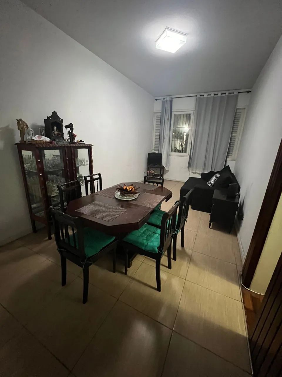mesa de madeira com 6 cadeiras 